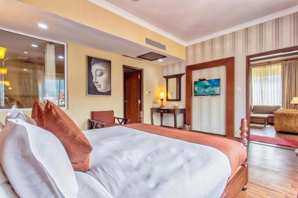 Da Yatra Courtyard Hotel & Resort Похара Екстериор снимка